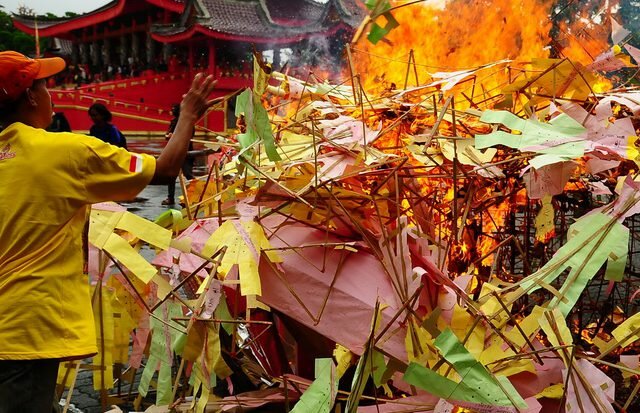 “RUWATAN” DI KLENTENG SAM PO KONG????