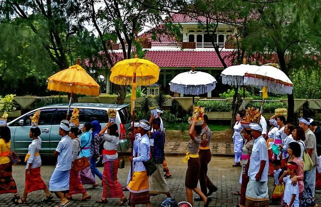 UPACARA MELASTI DI PANTAI MARINA SEMARANG